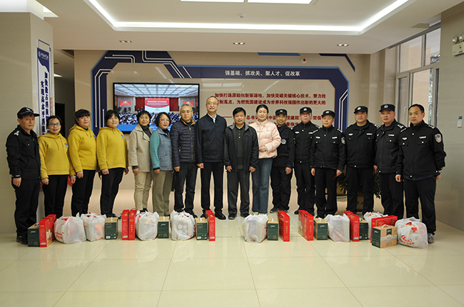 分省院领导走访慰问机关后勤职工