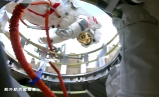 我国新一代舱外航天服国产化摄像机首度在轨应用 助力神二十一乘组出舱任务圆满完成